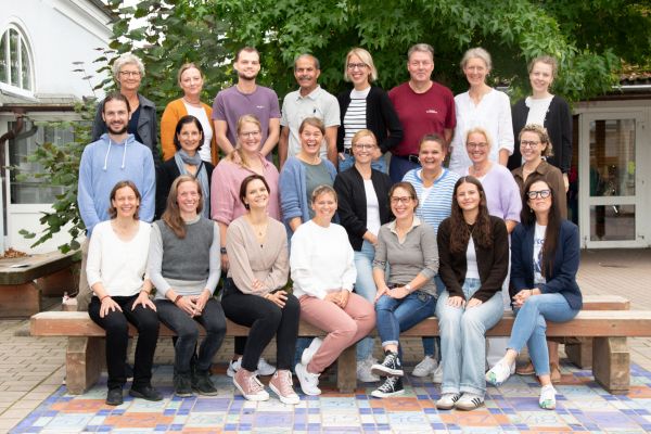 Gruppenbild des Kollegiums der Grundschule Klein Nordende-Lieth auf dem Schulhof.